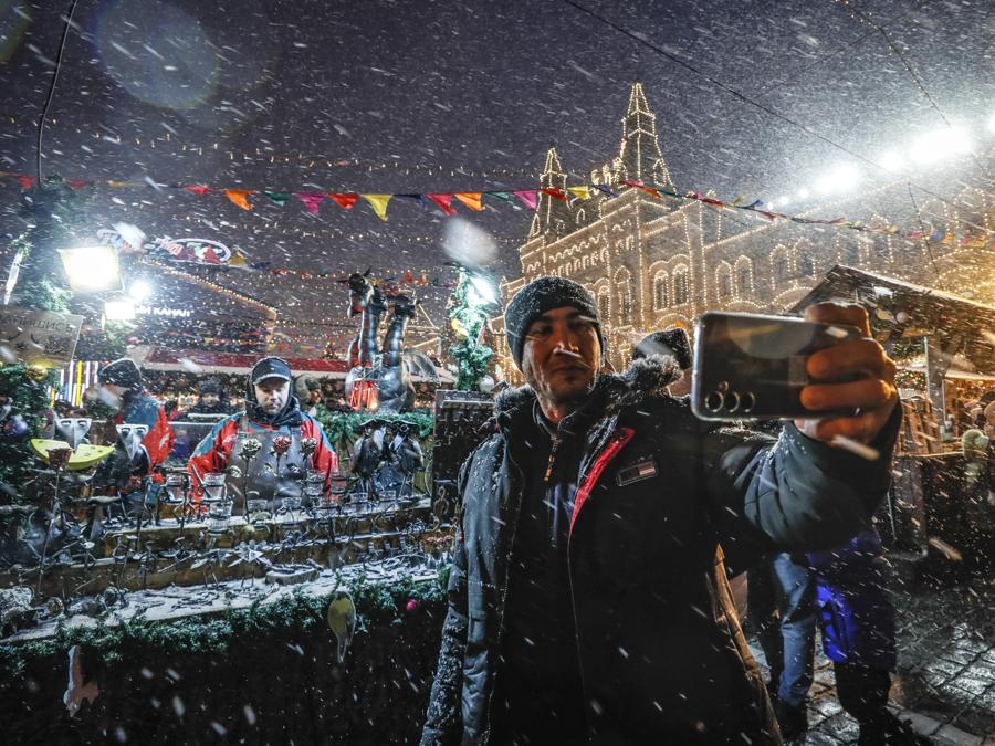 Un uomo si fa un selfie durante i festeggiamenti della vigilia del nuovo anno nel centro di Mosca, Russia. EPA/YURI KOCHETKOV
