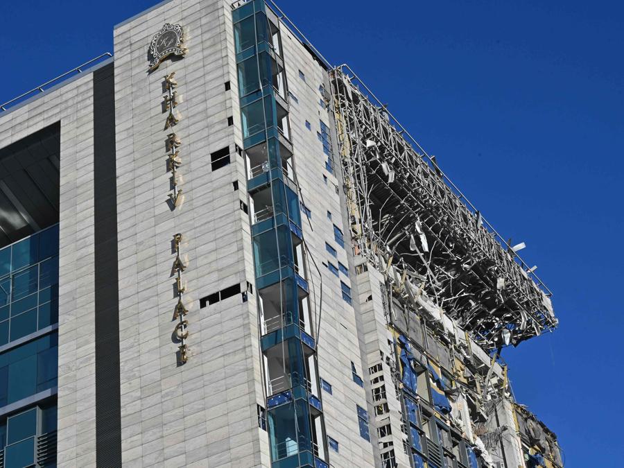 Una veduta dell’hotel Kharkiv Palace  danneggiato  da un attacco missilistico russo, a Kharkiv. (Photo by SERGEY BOBOK / AFP)