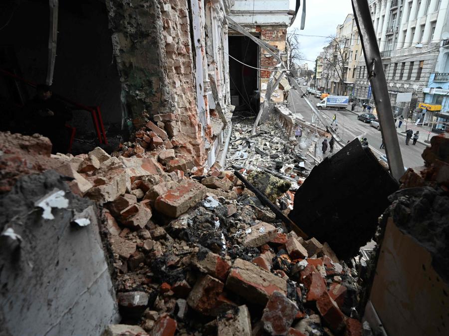 Un edificio gravemente danneggiato a seguito di un attacco di droni russi a Kharkiv. (Photo by SERGEY BOBOK / AFP)