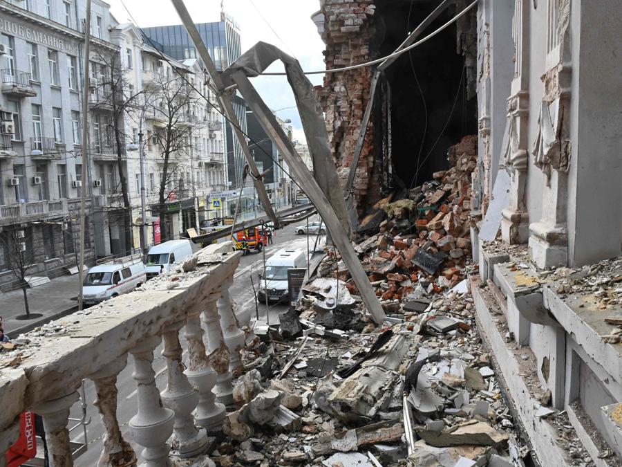 Un edificio gravemente danneggiato a Kharkiv. (Photo by SERGEY BOBOK / AFP)