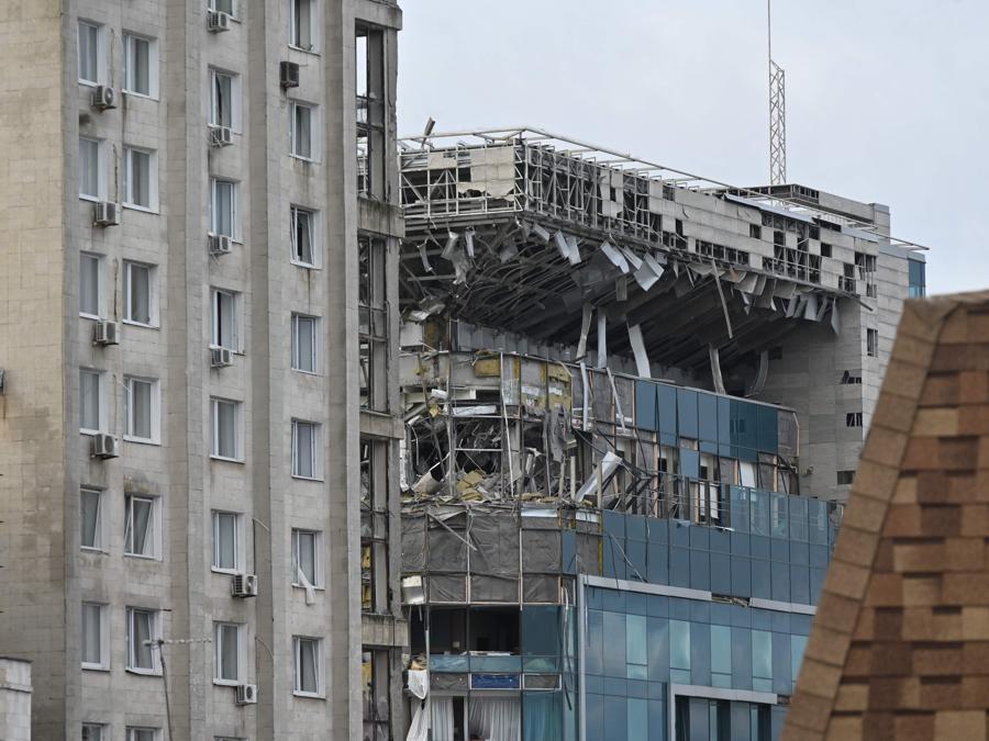 L’hotel Kharkiv Palace, gravemente danneggiato da un attacco missilistico russo, a Kharkiv. (Photo by SERGEY BOBOK / AFP)