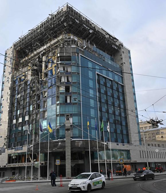 L’hotel Kharkiv Palace, gravemente danneggiato da un attacco missilistico russo, a Kharkiv. (Photo by SERGEY BOBOK / AFP)