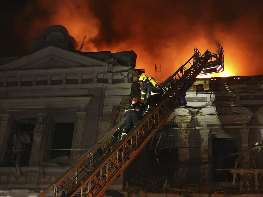 I vigili del fuoco spengono un incendio dopo l’attacco missilistico russo a Kharkiv, Ucraina. (Ukrainian Emergency Service via AP)