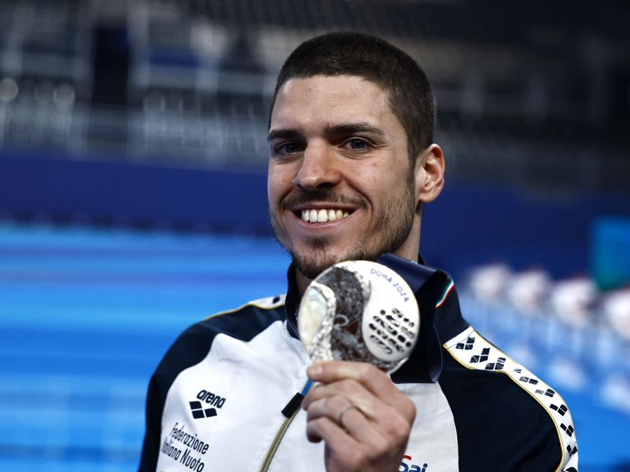 5 febbraio 2024 - Nuoto artistico -  Giorgio Minisini festeggia con la sua medaglia  d’argento  dopo la finale tecnica in solitario maschile ai Campionati mondiali di nuoto a Doha, in Qatar. (REUTERS/Clodagh Kilcoyne)
