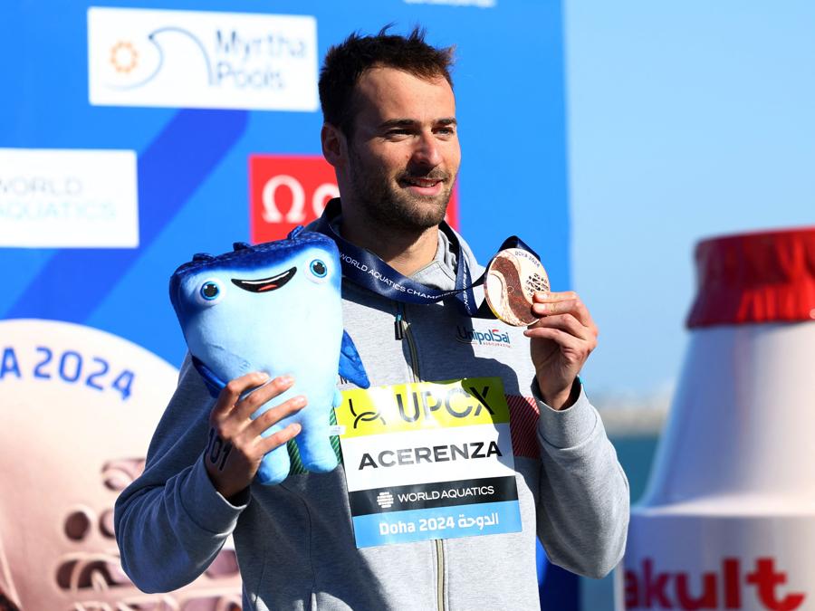 7 febbraio 2024 - Nuoto in acque libere -  La medaglia di bronzo  Domenico Acerenza posa  durante la cerimonia di premiazione maschile dei 5 km nuoto in acque libere ai Campionati mondiali di nuoto nel  Porto Vecchio di Doha, in Qatar. (REUTERS/Molly Darlington)