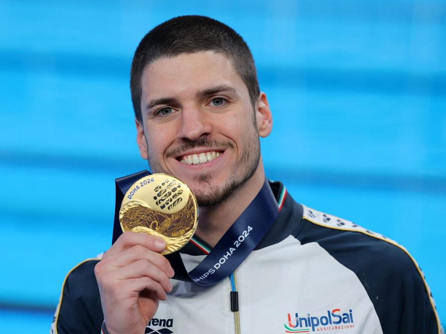 7 febbraio 2024 - Nuoto artistico - La medaglia d’oro italiana Giorgio Minisini posa dopo aver vinto la finale libera in solitario maschile ai Campionati mondiali di nuoto a Doha, Qatar. (REUTERS/Evgenia Novozhenina)