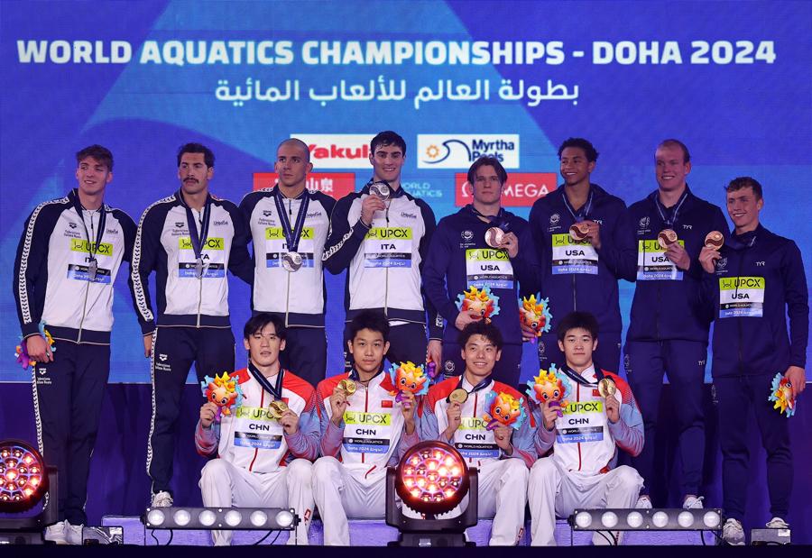 11 febbraio 2024 - Le medaglie d’oro cinesi Zhanie Pan, Xinjie Ji, Zhanshuo Zhang e Haoyu Wang festeggiano sul podio durante la cerimonia di premiazione finale della staffetta 4x100 m stile libero maschile con le medaglie d’argento italiane Alessandro Miressi , Lorenzo Zazzeri, Paolo Conte Bonin e Manuel Frigo e le medaglie di bronzo Matt King, Shaine Casas, Luke Hobson e Carson Foster degli Stati Uniti.  (REUTERS/Evgenia Novozhenina)