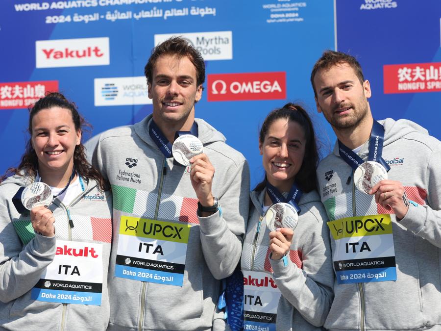 8 febbraio 2024  - La squadra italiana vincitrice della medaglia d’argento posa durante la cerimonia di premiazione alla staffetta mista Open Water 4x1500m ai Campionati mondiali di nuoto FINA Doha 2024 a Doha, Qatar. (EPA/Ali Haider)