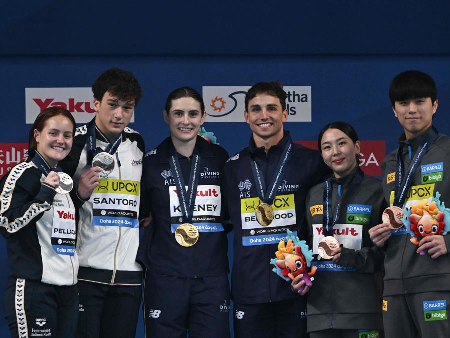 10 febbraio 2024 - Sul podio: le medaglie d’argento italiane Chiara Pellacani e Matteo Santoro, le medaglie d’oro australiane Maddison Keeney e Domonic Bedggood e le medaglie di bronzo della Corea del Sud Kim Su-ji e Yi Jaeg-yeong posano  dopo la finale mista di tuffi sincronizzati dai 3 metri ai Campionati mondiali di nuoto 2024 all’Hamad Aquatics Center di Doha. (Photo by Sebastien Bozon / AFP)