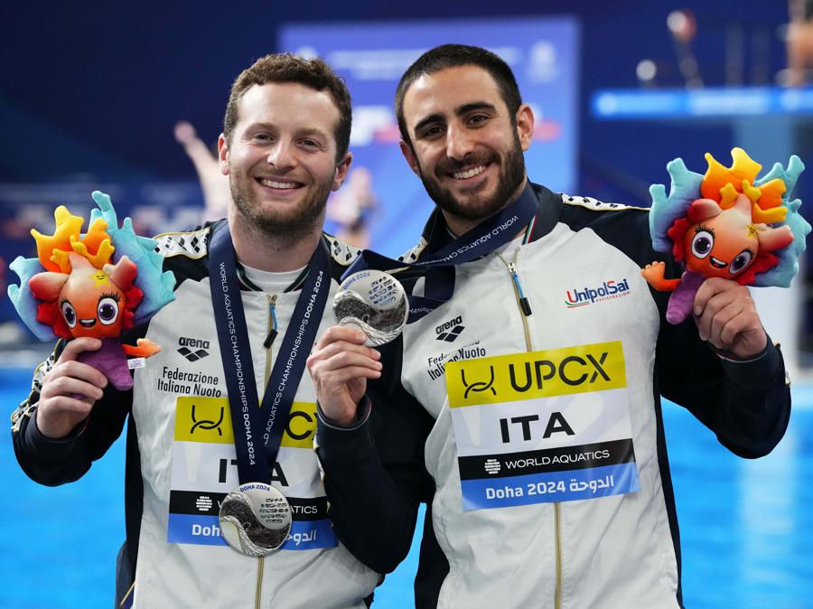 4 febbraio 2024 - Lorenzo Marsaglia e Giovanni Tocci posano dopo aver vinto la medaglia d’argento nella finale di tuffi sincronizzati maschili da 3 metri ai Campionati mondiali di nuoto di Doha, Qatar. (AP Photo/Hassan Ammar)