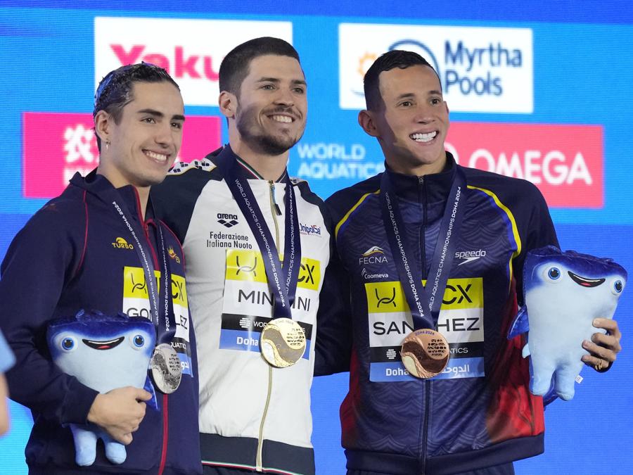 7 febbraio 2024 - Il podio: al centro la medaglia d’oro dell’italiano Giorgio Minisini, la medaglia d’argento dello pagnolo Dennis Gonzalez Boneu,  e la medaglia di bronzo del colombiano Gustavo Sanchez posano per una foto durante la cerimonia di premiazione per la finale libera maschile di nuoto artistico ai Campionati mondiali d’acqua di Doha, Qatar. (AP Photo/Lee Jin-man)