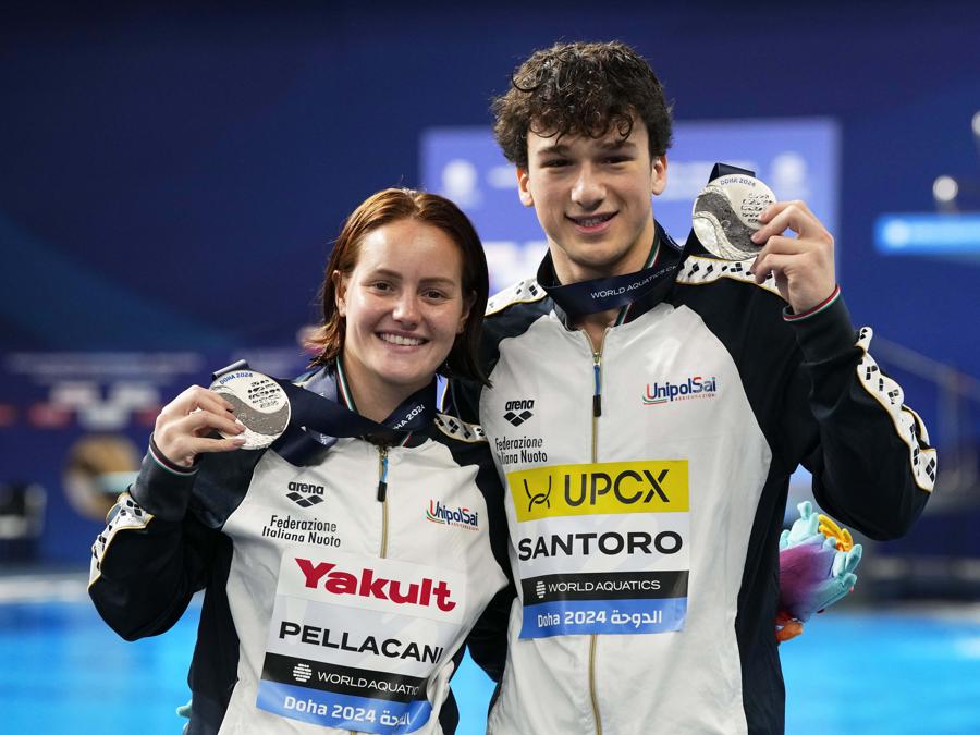 10 febbraio 2024 - Chiara Pellacani e Matteo Santoro  posano dopo aver vinto la medaglia d’argento nella finale mista di tuffi sincronizzati dai 3 metri ai Campionati mondiali di nuoto a Doha. (AP Photo/Hassan Ammar)