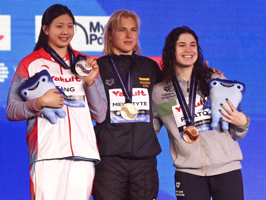 18 febbraio 2024  - Sul podio da destra: l’italiana Benedetta Pilato medaglia di bronzo nella rana di 50 metri, al centro la lituana Ruta Meilutyte medaglia d’oro   e a sinistra la medaglia d’argento della cinese Tang Qianting. (foto di Gian Mattia D’Alberto/LaPresse)