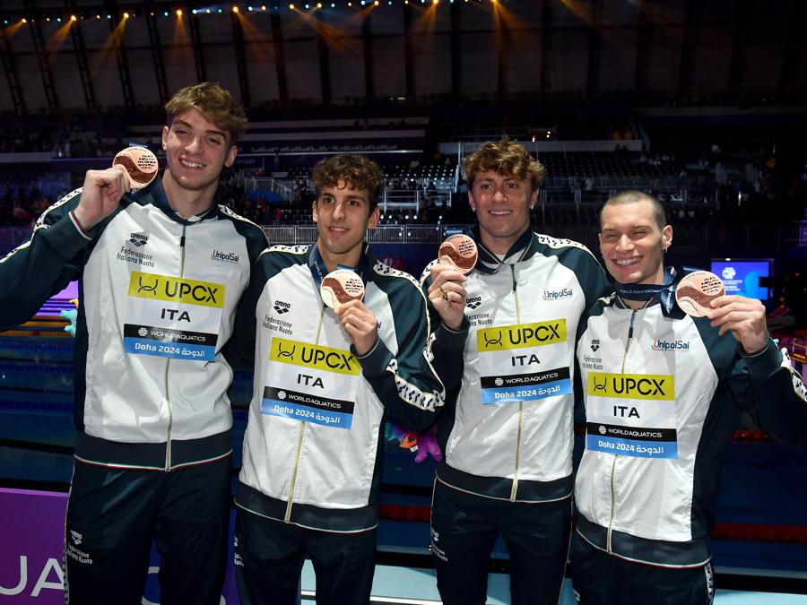 18 febbraio 2024 - La squadra italiana composta da Nicolò Martinenghi, Alessandro Miressi, Gianmarco Sansone, Michele Lamberti, medaglia di bronzo nella staffetta mista 4x100 metri maschile ai Campionati mondiali di nuoto di Doha 2024. (Photo by Gian Mattia D'Alberto / LaPresse)