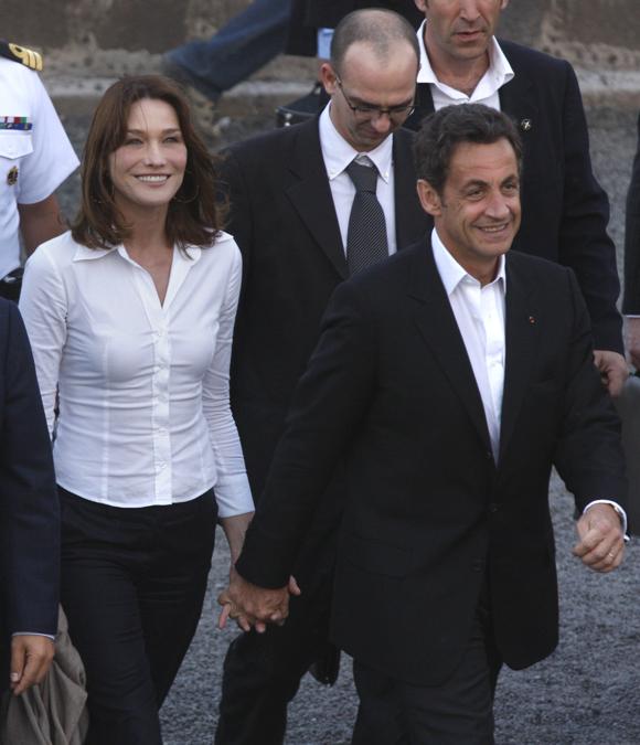L’ex presidente Sarkozy con la first lady Carla Bruni nel 2009. (AP Photo/Marco Ugarte)