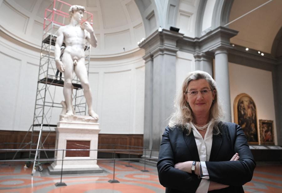 Cecilie Hollberg, direttrice della Galleria dell’Accademia, posa durante la pulizia della statua del David di Michelangelo alla Galleria dell’Accademia, a Firenze. (Foto di Tiziana FABI / Afp)