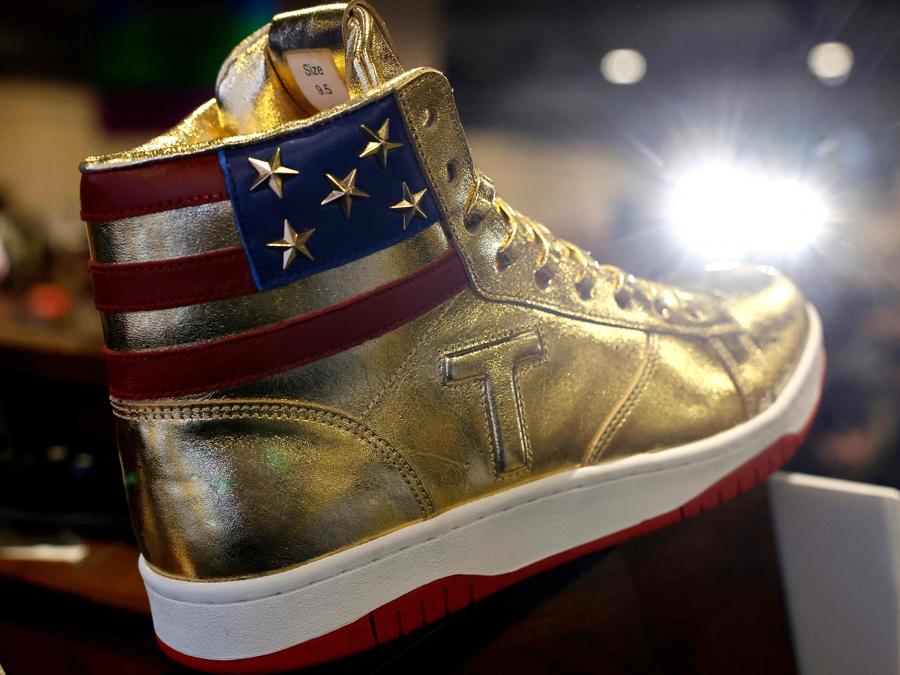 Scarpe sportive dorate hotsell
