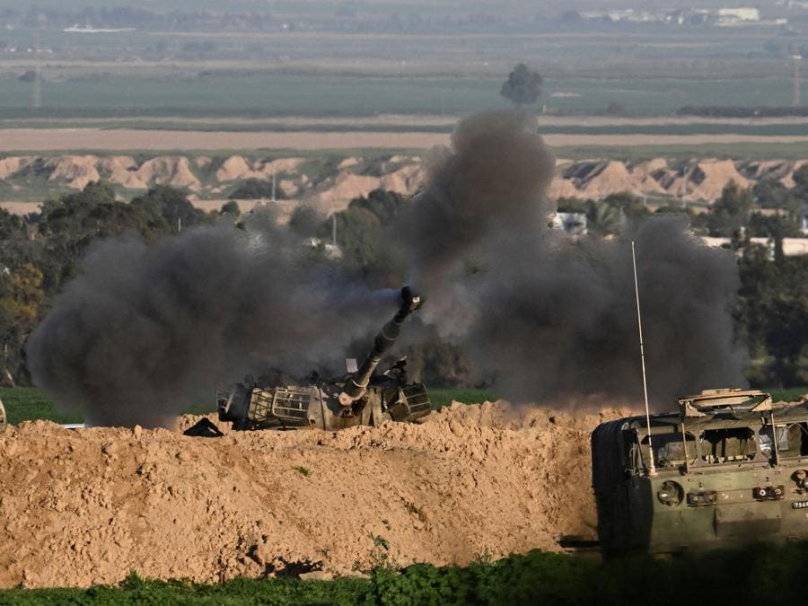 Un’unità di artiglieria mobile israeliana spara verso Gaza. REUTERS/Dylan Martinez
