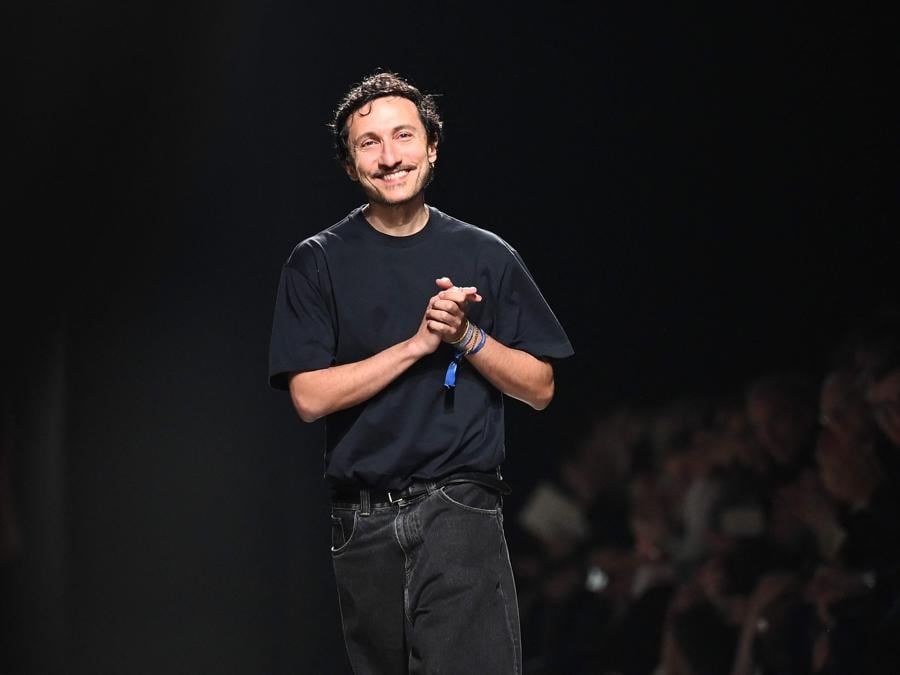 Lo stilista Marco De Vincenzo saluta il pubblico dalla passerella al termine della sfilata della collezione Etro alla Milano Fashion Week Womenswear Autunno/Inverno 2024-2025. (Photo by Marco Bertorello / AFP)