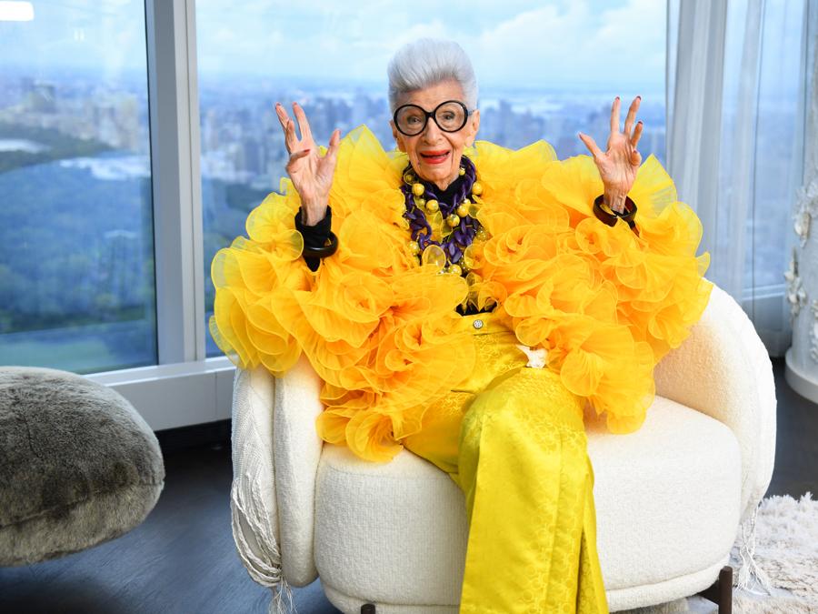 Iris Apfel siede per un ritratto durante la sua festa per il centesimo compleanno alla Central Park Tower il 09 settembre 2021 a New York City. (Photo by Noam Galai / GETTY IMAGES NORTH AMERICA / Getty Images via AFP)