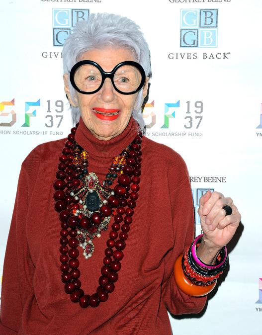 Iris Apfel partecipa alla cena del Fondo borse di studio YMA Fashion 2012 Geoffrey Beene National Scholarship Awards al Waldorf Astoria Hotel il 10 gennaio 2012 a New York City.  (Photo by Andrew H. Walker / GETTY IMAGES NORTH AMERICA / Getty Images via AFP)