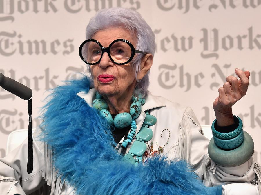 Iris Apfel, imprenditore del design, parla sul palco della conferenza internazionale sul lusso del New York Times al Mandarin Oriental il 3 dicembre 2014 a Miami, Florida. (Photo by Larry Busacca / GETTY IMAGES NORTH AMERICA / Getty Images via AFP)
