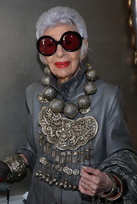 Iris Apfel partecipa a VIOLET GREY’s She’s So Violet Garden Tea in onore di Iris Apfel il 27 aprile 2015 a Los Angeles, California. (Photo by Jonathan Leibson / GETTY IMAGES NORTH AMERICA / Getty Images via AFP)
