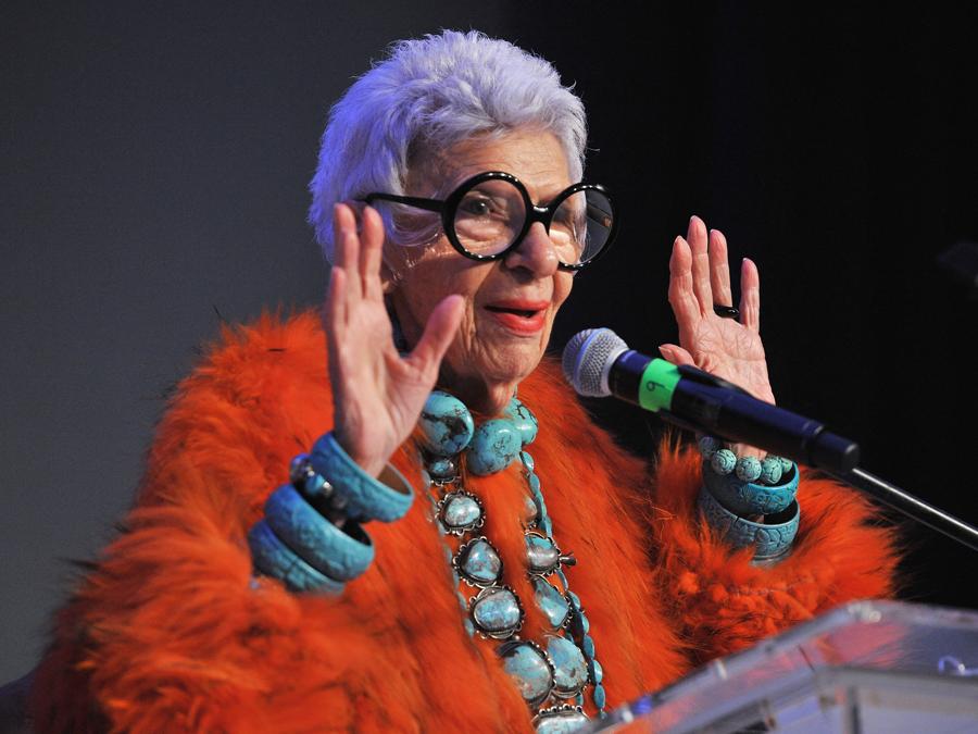 Saint Louis Fund 2015 Honoree Iris Apfel accetta il suo premio durante il Saint Louis Fashion Fund Gala 2015 il 4 novembre 2015 a St Louis, Missouri.  (Photo by Fernando Leon / GETTY IMAGES NORTH AMERICA / Getty Images via AFP)