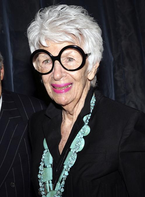 La designer Iris Apfel partecipa al 30° anniversario di Jean Paul Gaultier e all’apertura della boutique a Bergdorf Goodman, il 6 settembre 2006 a New York City.  (Photo by Evan Agostini / Getty Images North America / Getty Images via AFP)