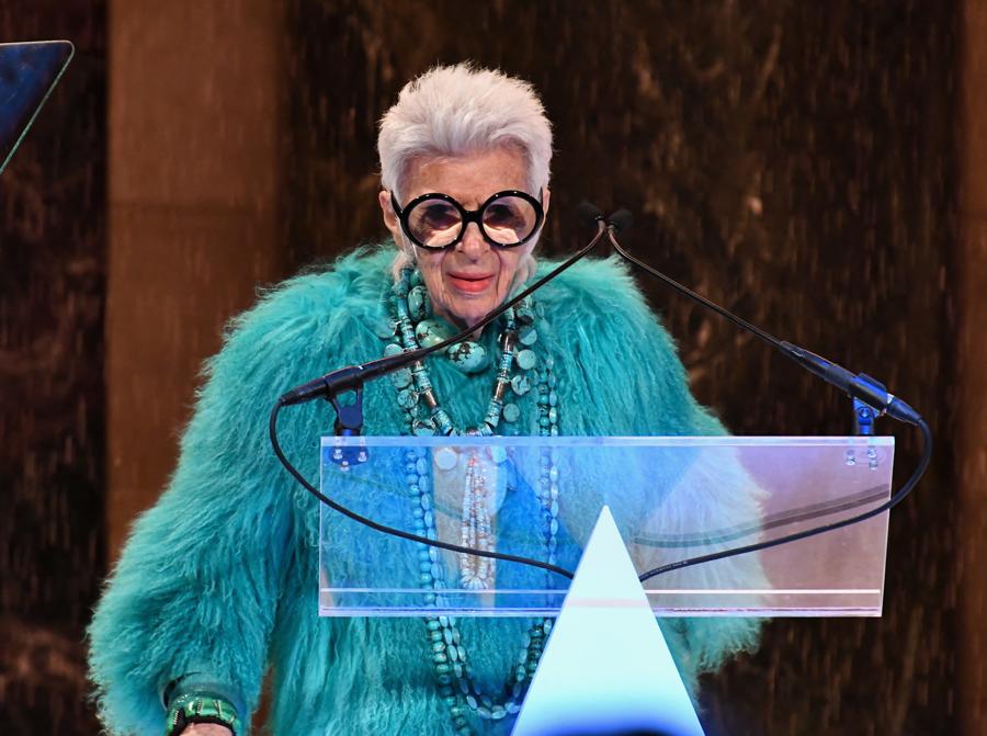 Iris Apfel parla sul palco della 22a edizione degli ACE Awards del Consiglio annuale degli accessori al Cipriani 42nd Street l’11 giugno 2018 a New York City.  (Photo by Dimitrios Kambouris / GETTY IMAGES NORTH AMERICA / Getty Images via AFP)