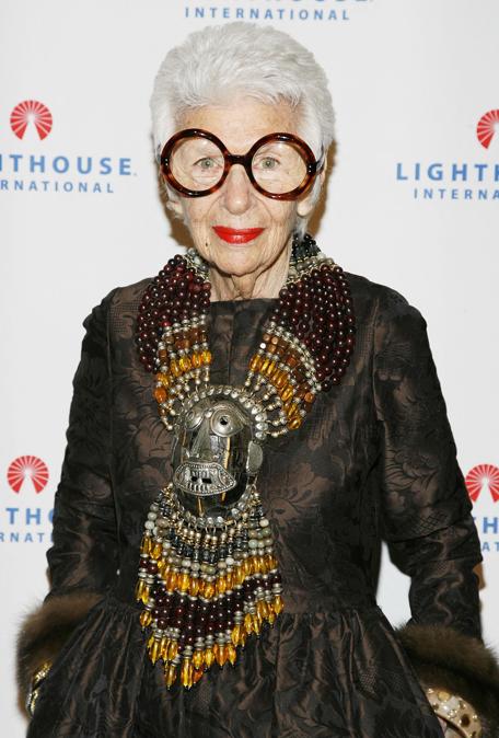 ris B. Apfel partecipa al Gala Lighthouse International Light Years 2008 al Cipriani 42nd Street il 20 ottobre 2008 a New York City. Iris Afpel, icona di stile centenaria del quartiere newyorkese del Queens immediatamente riconoscibile per i suoi occhiali da gufo oversize, è morta il 1 marzo 2024 all’età di 102 anni, secondo il suo account Instagram. (Photo by Joe KOHEN / GETTY IMAGES NORTH AMERICA / AFP)