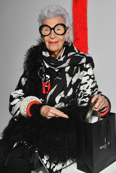 Iris Apfel partecipa alla sfilata di moda Calvin Klein Collection durante la settimana della moda di New York il 7 settembre 2017 a New York City. (Photo by Dia DIPASUPIL / GETTY IMAGES NORTH AMERICA / AFP)