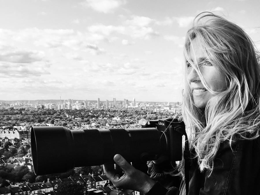 Nota per il suo stile fotografico unico, Britta Jaschinski è una fotogiornalista tedesca che indaga il rapporto tra l’uomo e la natura e l’impatto di tale rapporto, documentando i crimini contro la fauna selvatica e l’ambiente. Collabora con autorità, associazioni di beneficenza, musei e organizzazioni ambientali e il suo lavoro ha ricevuto numerosi premi internazionali. Le sue foto sono state pubblicate su Geo, National Geographic, The Guardian, Stern, Spiegel e molte altre riviste e libri e sono state esposte in mostre in tutto il mondo. È cofondatrice di Photographers Against Wildlife Crime™ e del The Evidence Project, iniziative che informano il pubblico e chiedono a politica e legislativo di intervenire per tutelare la fauna selvatica e ciò che resta della natura selvaggia. http://www.brittaphotography.com/