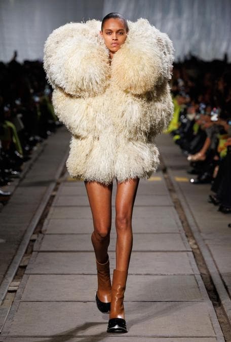 Alexander McQueen la collezione per l AI 24 25 Il Sole 24 ORE