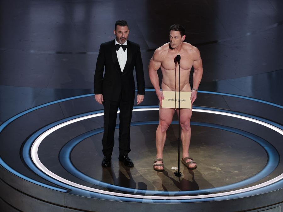John Cena si esibisce sul palco con il conduttore Jimmy Kimmel durante la presentazione dell’Oscar per i costumi sul palco durante lo spettacolo degli Oscar alla 96esima edizione degli Academy Awards a Hollywood, Los Angeles. (REUTERS/Mike Blake)