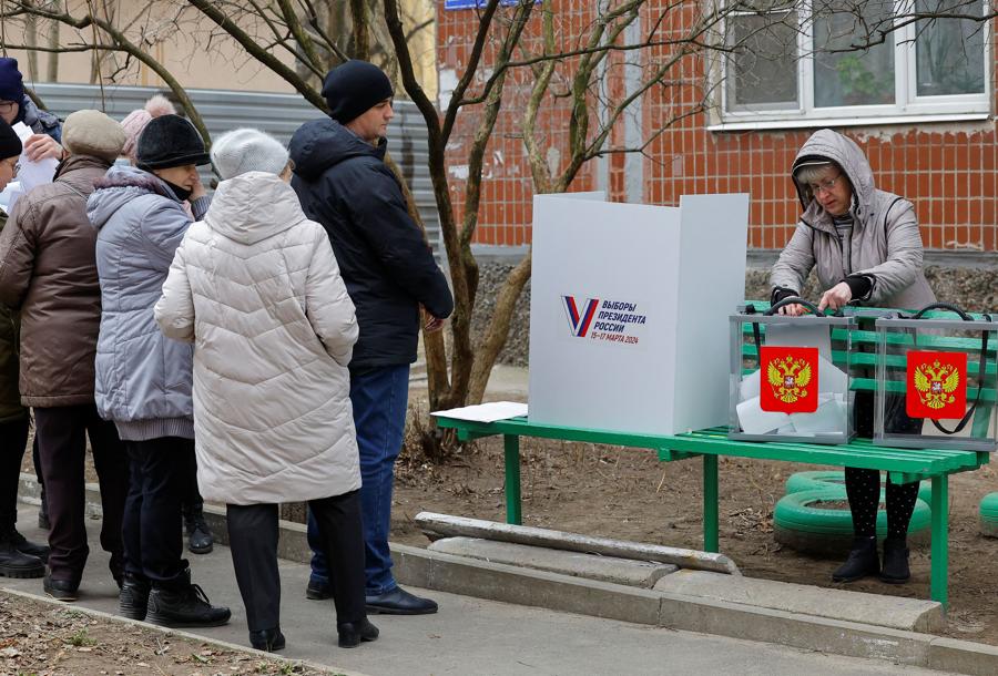 Un seggio elettorale mobile durante la votazione per le elezioni presidenziali russe, nel corso del conflitto Russia-Ucraina a Donetsk, nell’Ucraina controllata dalla Russia. (Reuters)