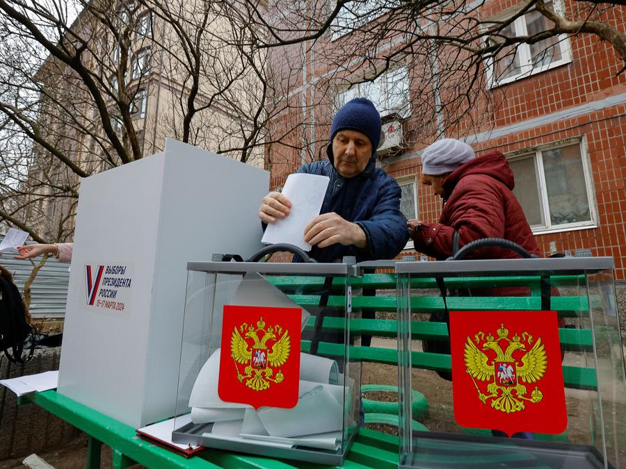 Un seggio elettorale mobile durante la votazione per le elezioni presidenziali russe, nel corso del conflitto Russia-Ucraina a Donetsk, nell’Ucraina controllata dalla Russia. (Reuters))