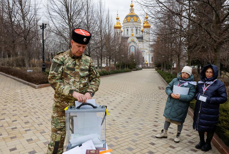 Un uomo vota in un seggio elettorale mobile durante la votazione per le elezioni presidenziali russe, nel corso del conflitto Russia-Ucraina a Donetsk, nell’Ucraina controllata dalla Russia. (Reuters)