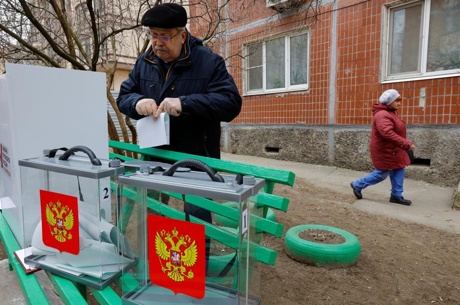 Un uomo vota in un seggio elettorale mobile durante la votazione per le elezioni presidenziali russe, nel corso del conflitto Russia-Ucraina a Donetsk, nell’Ucraina controllata dalla Russia.(Reuters)