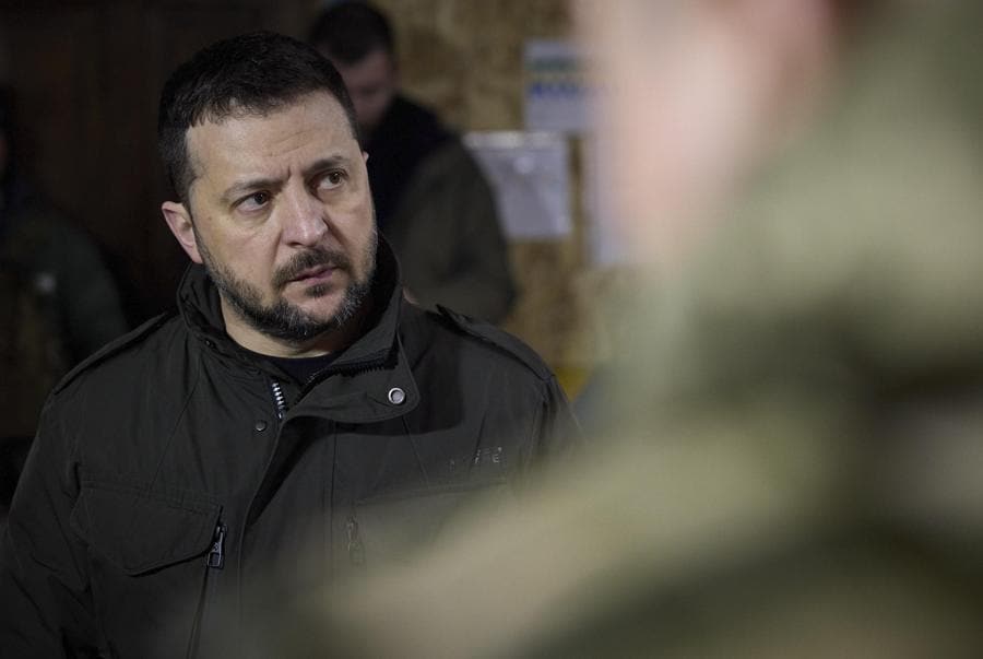 Il presidente dell’Ucraina Volodymyr Zelenskyj durante la sua visita al posto di comando del battaglione della 14a Brigata Meccanizzata, vicino alla linea del fronte nell’area di Kupyansk, Ucraina. (EPA)