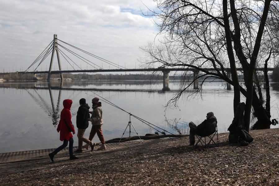 Alcuni abitanti passeggiano sulle rive del fiume Dnipro a Kiev. (AFP)