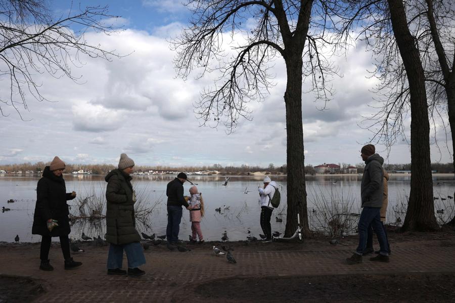 Alcuni abitanti passeggiano sulle rive del fiume Dnipro a Kiev. (AFP)