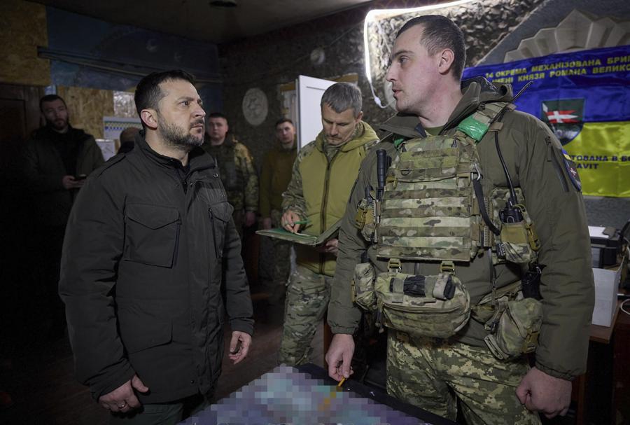 Il presidente dell’Ucraina Volodymyr Zelenskyj durante la sua visita al posto di comando del battaglione della 14a Brigata Meccanizzata, vicino alla linea del fronte nell’area di Kupyansk, Ucraina. (EPA)