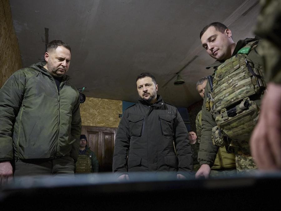 Il presidente dell’Ucraina Volodymyr Zelenskyj durante la sua visita al posto di comando del battaglione della 14a Brigata Meccanizzata, vicino alla linea del fronte nell’area di Kupyansk, Ucraina, il 19 febbraio. (EPA)