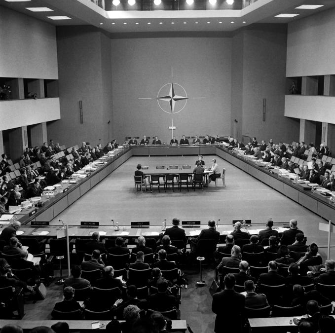 Foto scattata il 21 novembre 1960 a Parigi che mostra la sala conferenze dove i membri parlamentari dei paesi della NATO partecipano alla sessione. (Photo by AFP)