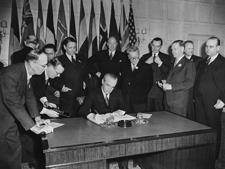 Il diplomatico francese Hervé Alphand firma, a nome della Francia, la Convenzione tra gli Stati parti del Trattato del Nord Atlantico sullo status delle loro forze armate (SOFA OTAN), il 19 giugno 1951 a Londra, circondato dal Segretario di Stato britannico agli Affari Esteri Herbert Morrison (alla sua sinistra) e altri rappresentanti. La Convenzione di Londra tra gli Stati parti del Trattato Nord Atlantico sullo status delle loro forze (nota come SOFA OTAN, per Status of Forces Agreement), firmata a Londra il 19 giugno 1951, regola lo scambio di personale tra gli Alleati e determina lo status delle forze armate delle Parti quando sono in servizio sul territorio metropolitano di un’altra Parte. (Photo by AFP)