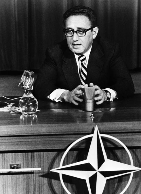 l Segretario di Stato americano Henry Kissinger seduto dietro il logo della NATO, durante la riunione ministeriale della NATO, il 10 dicembre 1973 a Bruxelles. (Photo by AFP)