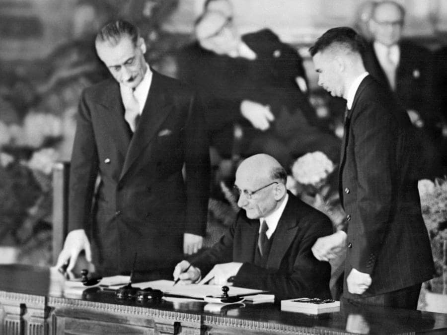 Il ministro degli Esteri francese Robert Schuman firma il 4 aprile 1949 il trattato del Nord Atlantico durante una cerimonia ufficiale a Washington per la creazione dell’Organizzazione del Trattato del Nord Atlantico (NATO). (Photo by AFP)