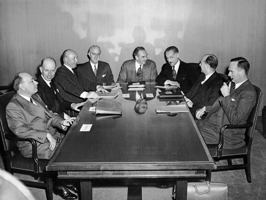 I negoziatori dei paesi membri del trattato Nord Atlantico parlano insieme dopo aver terminato la bozza del trattato il 18 marzo 1949 a Washington. Il trattato del Nord Atlantico fu firmato il 4 aprile 1949 durante una cerimonia ufficiale a Washington che diede vita all’Organizzazione del Trattato del Nord Atlantico (NATO). (Photo by AFP)