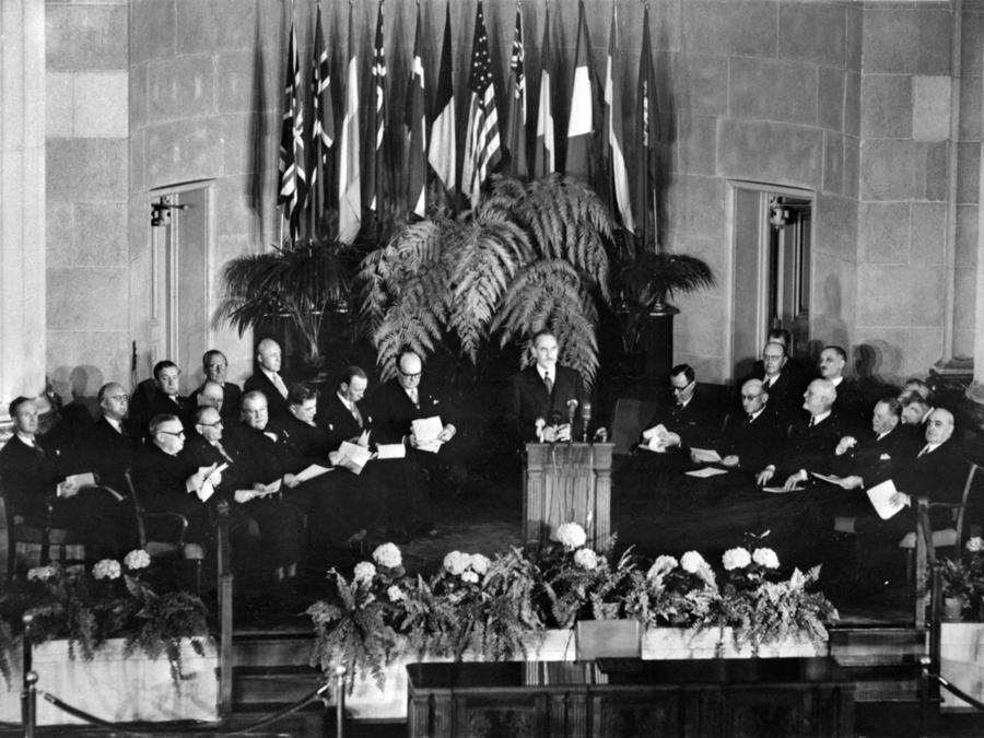 Veduta generale della cerimonia di firma ufficiale della creazione dell’Organizzazione del Trattato del Nord Atlantico (NATO) scattata il 4 aprile 1949 a Washington. (Photo by AFP)
